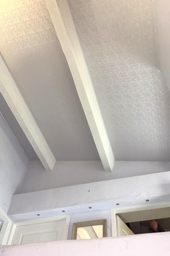 Pose de plafond tendu entre les poutres d'un plafond provençal dans le Var