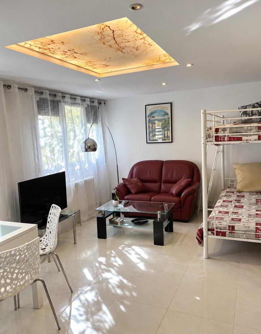 Pose de plafond en toile tendue avec incurstation d'un décoration lumineuse interchangeable