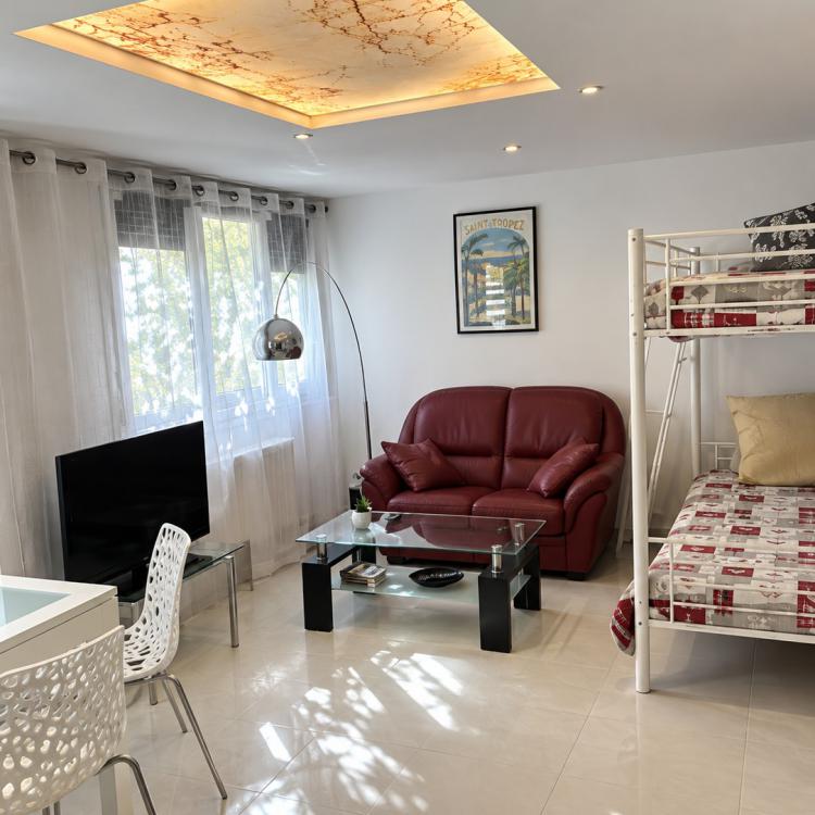 Pose de plafond en toile tendue avec incurstation d'un décoration lumineuse interchangeable